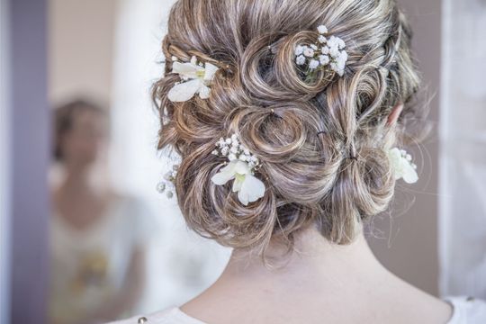 Brudeoppsett av hår med delikat floral pynt